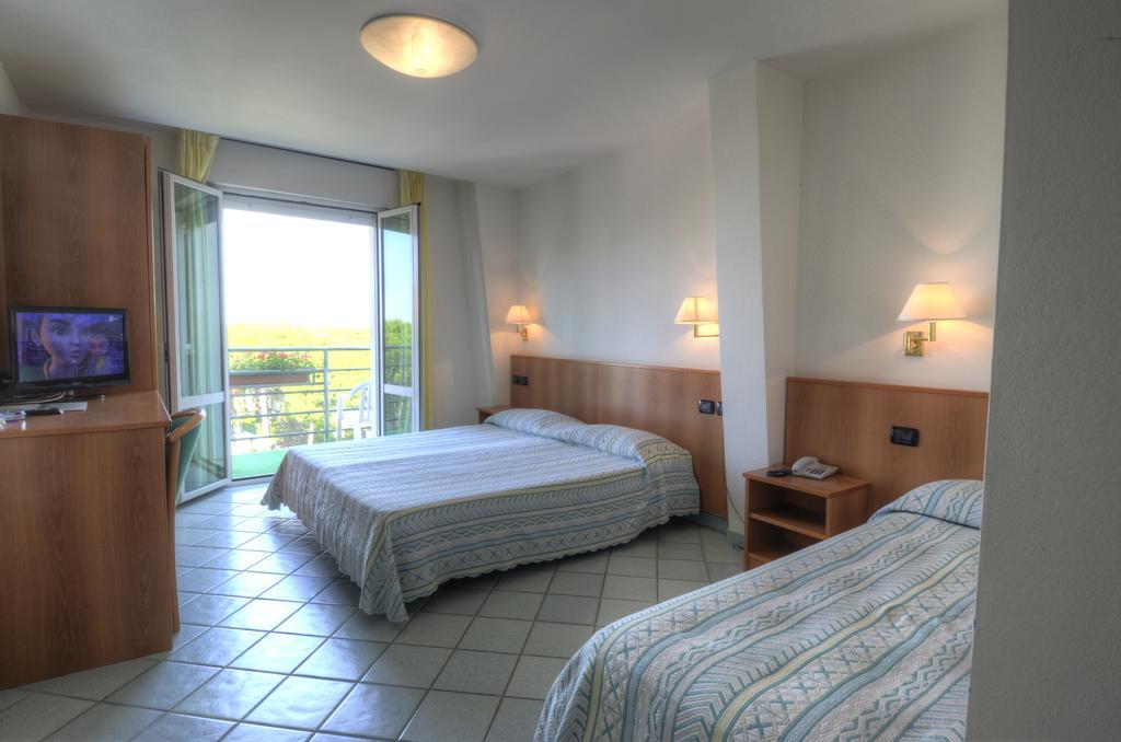 Hotel Alisei Lignano Sabbiadoro Room photo