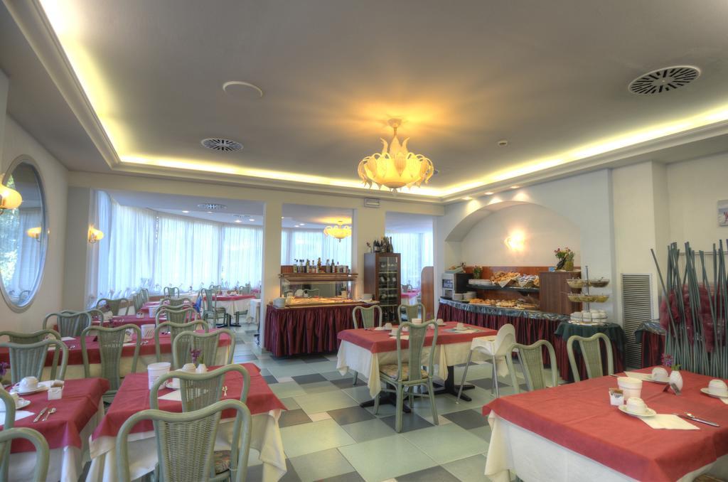 Hotel Alisei Lignano Sabbiadoro Exterior photo